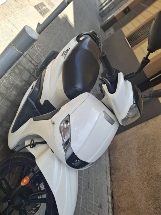 Moto Scooter Blanca y Negra