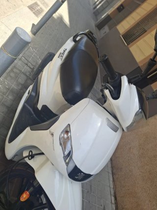Moto Scooter Blanca y Negra