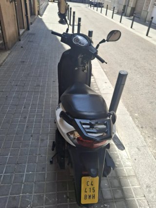 Moto Scooter Blanca y Negra