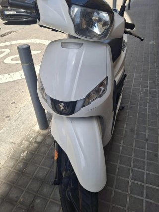 Moto Scooter Blanca y Negra