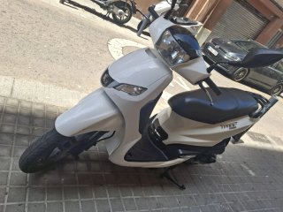 Moto Scooter Blanca y Negra