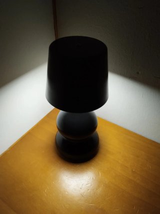 Lámpara de mesa negra