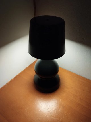 Lámpara de mesa negra