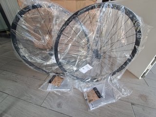 Ruedas DT Swiss HX1700 Hybrid LS BUJE 350