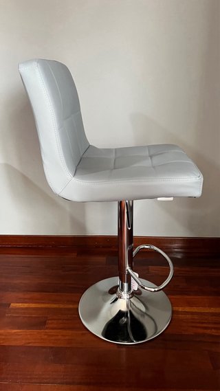 Taburete alto gris moderno