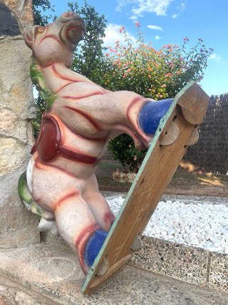Caballo cartón piedra con base madera
