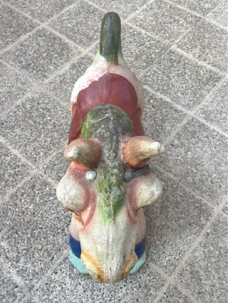 Caballo cartón piedra con base madera