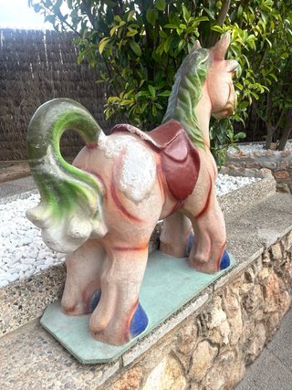 Caballo cartón piedra con base madera