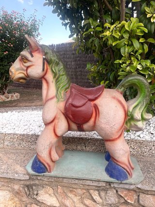 Caballo cartón piedra con base madera