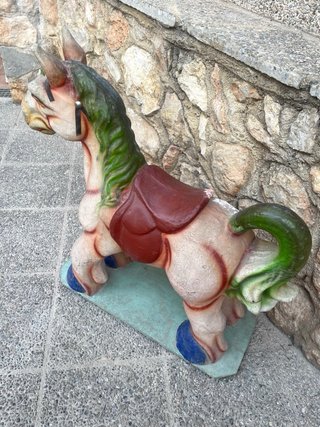 Caballo cartón piedra con base madera