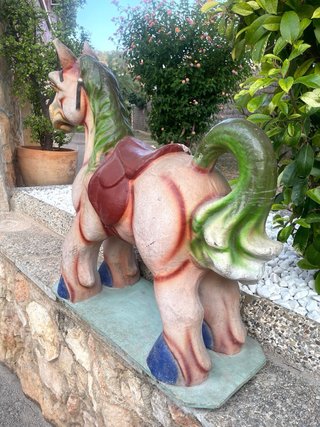 Caballo cartón piedra con base madera