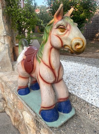 Caballo cartón piedra con base madera