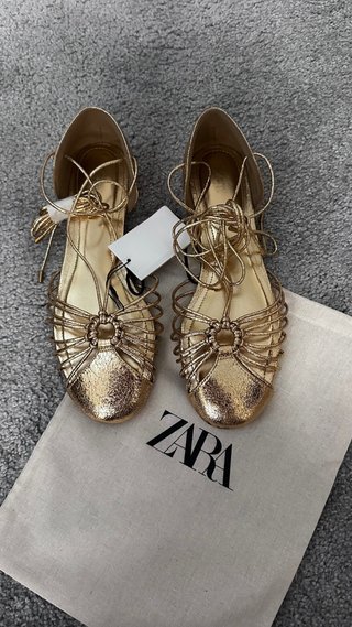 Sandalias doradas Zara