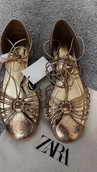 Sandalias doradas Zara
