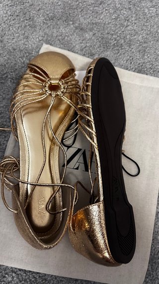 Sandalias doradas Zara