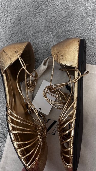 Sandalias doradas Zara