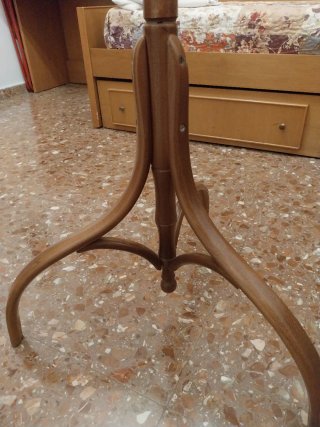 Perchero de madera. Sólo venta presencial.