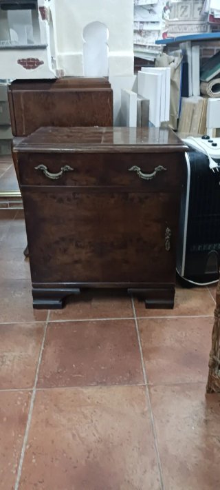 Mesita de noche antigua de madera para restaurar