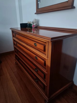 Habitación completa: Cama, colchón,mesitas, cómoda