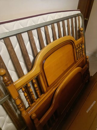 Habitación completa: Cama, colchón,mesitas, cómoda
