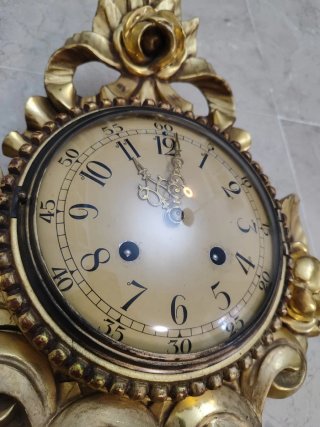 Reloj de pared antiguo, madera con pan de oro