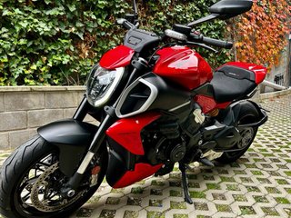 Ducati Diavel V4 Roja y Negra