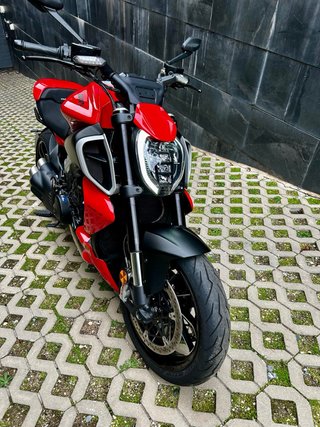 Ducati Diavel V4 Roja y Negra