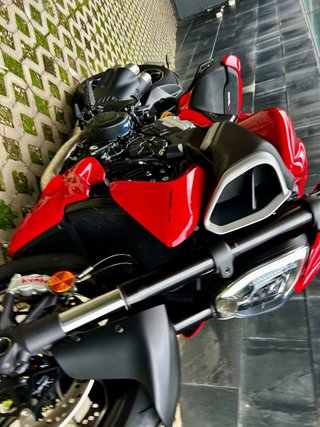 Ducati Diavel V4 Roja y Negra