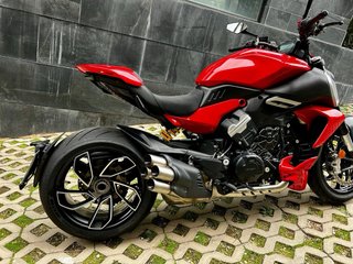 Ducati Diavel V4 Roja y Negra
