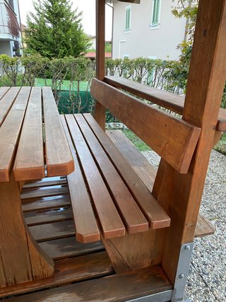 Gazebo in legno con tavolo e panche