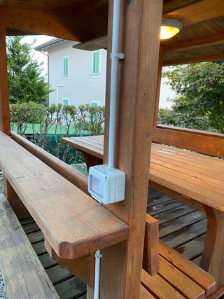 Gazebo in legno con tavolo e panche
