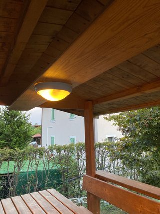Gazebo in legno con tavolo e panche