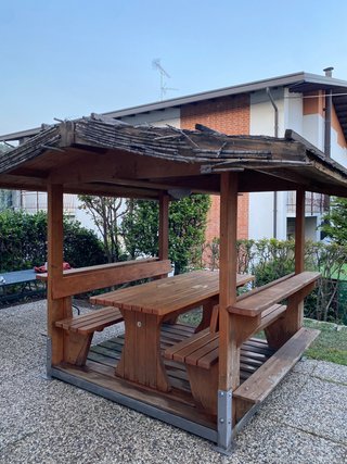 Gazebo in legno con tavolo e panche
