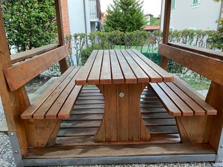 Gazebo in legno con tavolo e panche
