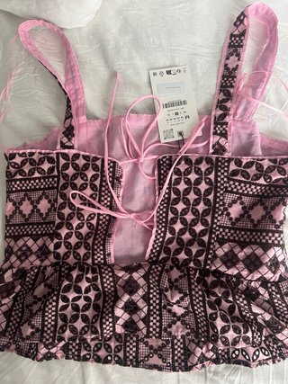 Top Zara bordado rosa y negro