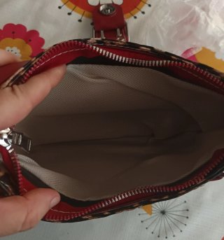 Bolso leopardo con detalles rojos.Es pequeño.
