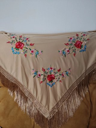 Mantón bordado floral con flecos