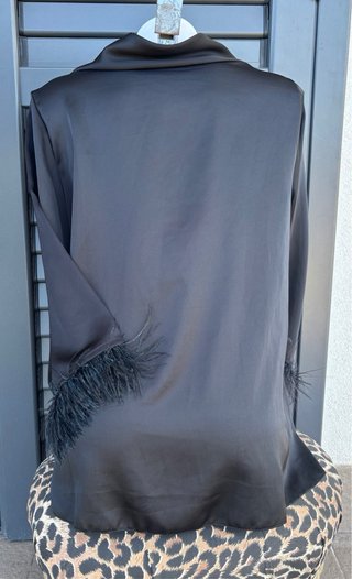 Camicia nera con piume ai polsi