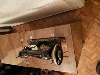 Máquina de coser antigua de mesa