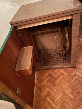 Máquina de coser antigua de mesa