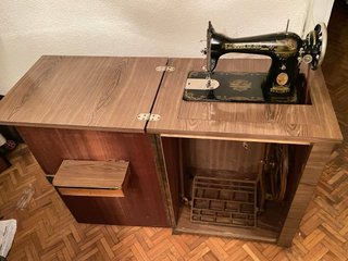 Máquina de coser antigua de mesa