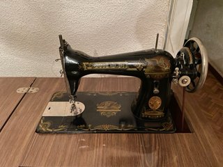 Máquina de coser antigua de mesa
