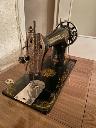 Máquina de coser antigua de mesa
