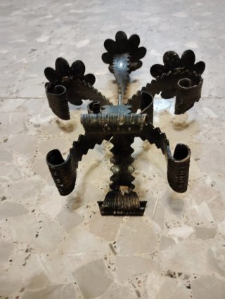 Candelabro antiguo de metal