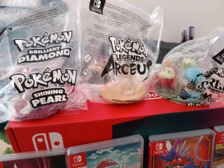 Nintendo Switch + Giochi Pokémon + Figure + Custodie