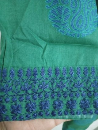 Túnica verde con bordado azul