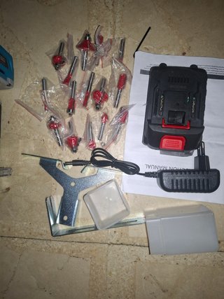 Fresadora a batería con accesorios batería y carga