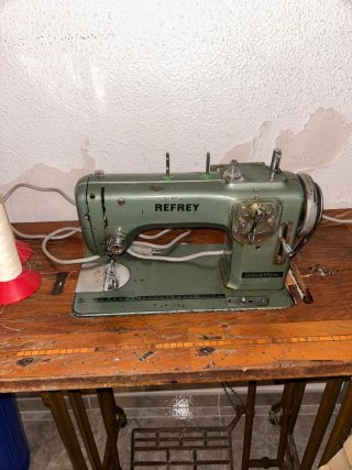 Mesa de máquina de coser antigua