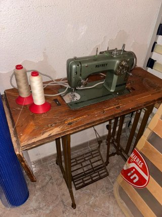 Mesa de máquina de coser antigua