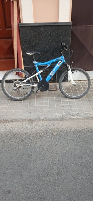 Bicicleta de montaña azul